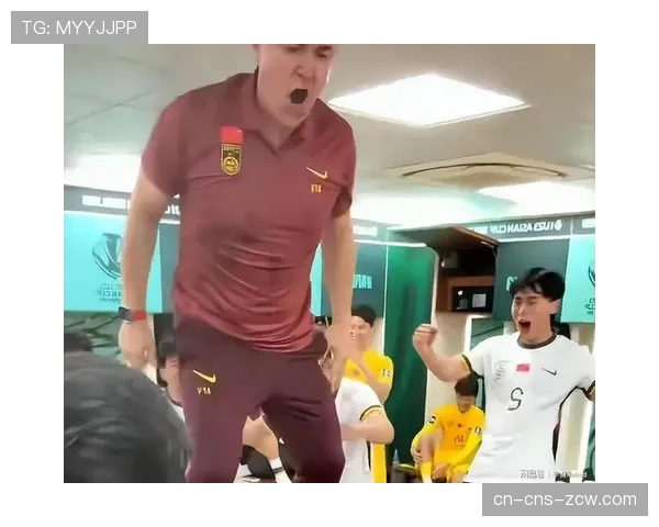 特写：争议判罚后，愤怒的主帅在赛后径直走向裁判更衣室